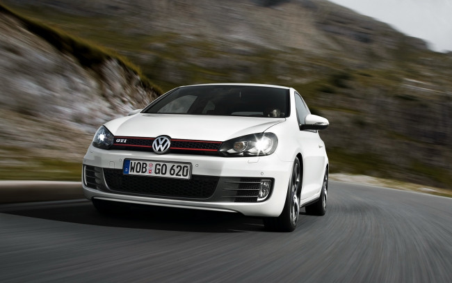 Обои картинки фото автомобили, volkswagen, шоссе, golf, gti, белый, трасса, дорога, vw, скорость
