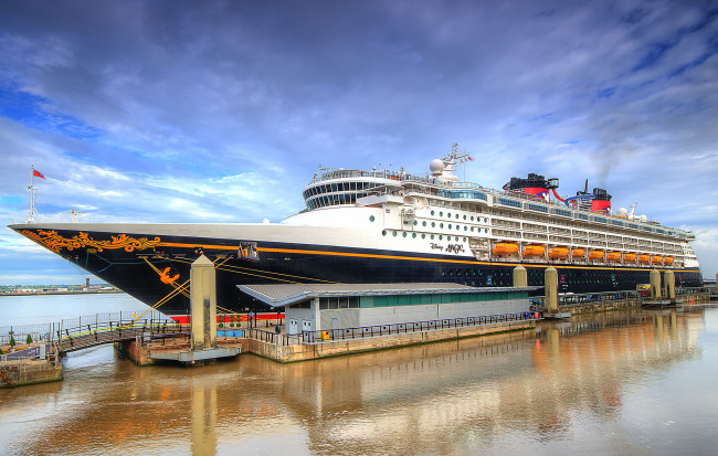Обои картинки фото disney magic in liverpool, корабли, лайнеры, круиз, лайнер