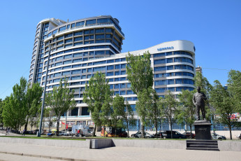 Картинка ростов+на+дону города -+здания +дома машина деревья памятник улица