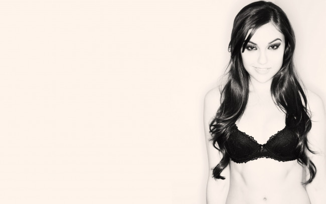 Обои картинки фото девушки, sasha grey , marina ann hantzis, белье, черно-белая