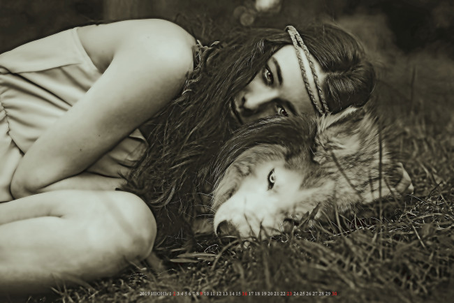 Обои картинки фото календари, компьютерный дизайн, собака, девушка, вместе, лежать, взгляд