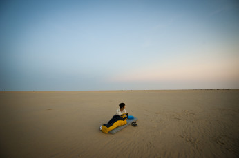 Картинка мужчины -+unsort парень матрас песок