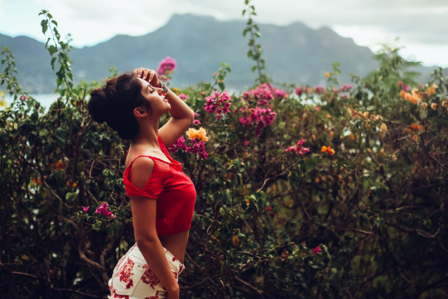 Обои картинки фото девушки, aurela skandaj, aurela, skandaj, женщины, шорты, закрытые, глаза, открытый, рот, майка