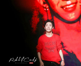 Картинка мужчины xiao+zhan актер певец микрофон свитер сцена