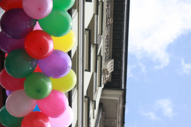 Обои картинки фото праздничные, шары, шарики, дом