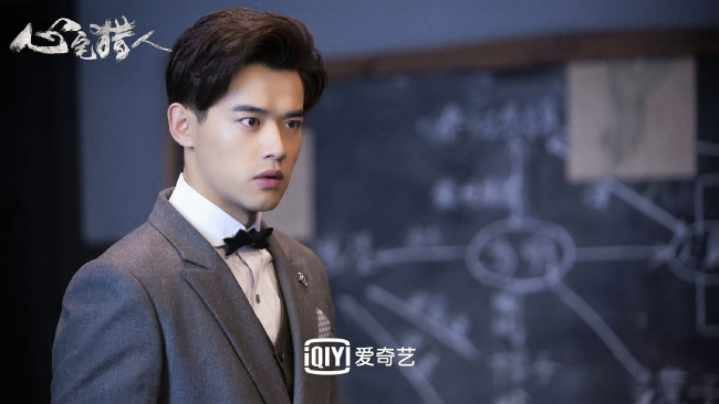 Обои картинки фото кино фильмы, psych-hunter, парень, пиджак, доска