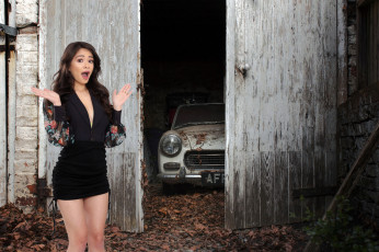 Картинка девушки scarlett+alexis жест платье мини