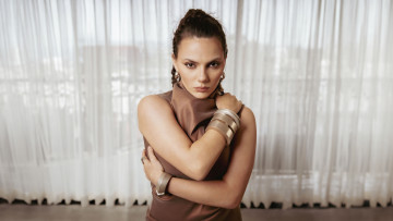 Картинка dafne+keen+elle+magazine+2024 девушки dafne+keen дафни мария кин фернандес актриса журнал elle фoтoсeссия