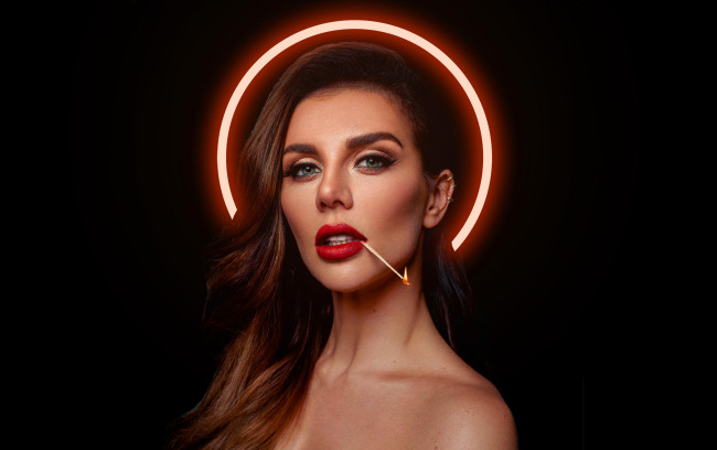 Обои картинки фото музыка, анна седокова, певица, лицо, нимб, спичка, огонь