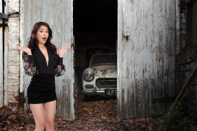 Обои картинки фото девушки, scarlett alexis, жест, платье, мини