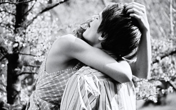 обоя разное, мужчина женщина, пара, объятия, любовь, сад, черно-белое