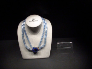 Картинка бренды swaroski синий бусы