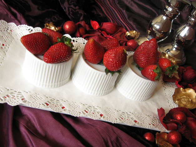 Обои картинки фото еда, пирожные, кексы, печенье, клубника