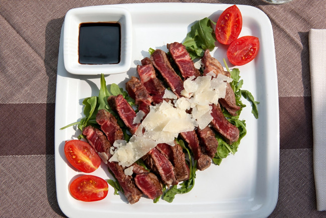 Обои картинки фото еда, мясные, блюда, мясо, помидор, соус, томаты