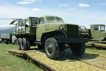 Картинка именно на этом грузовике фокс удирал от шарапова жеглова техника военная небо трава помост грузовик музей