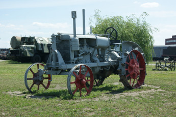 Картинка техника тракторы музей трактор трава небо дерево