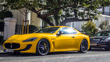 Картинка мазерати автомобили выставки уличные фото желтый спортивные италия maserati