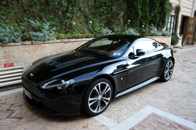 Обои картинки фото aston, martin, v12, vantage, автомобили