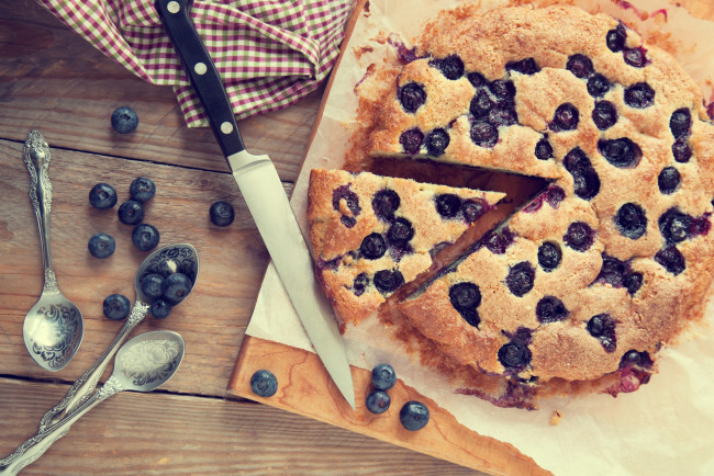 Обои картинки фото еда, пироги, ложки, нож, черника