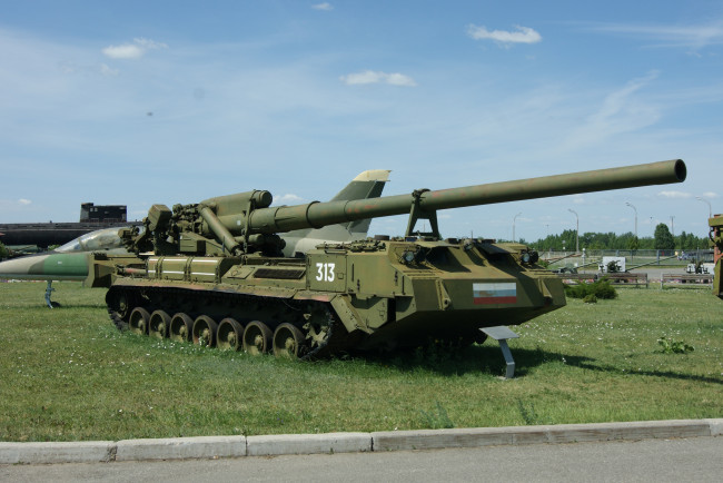 Обои картинки фото техника, военная, музей, самоходка, самолет, трава, дорога, небо
