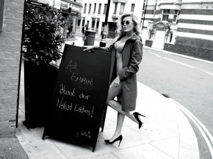 Картинка татьяна+верёвкина девушки плащ бельё татьяна верёвкина улица чёрно-белая туфли вывеска lingerie лондон