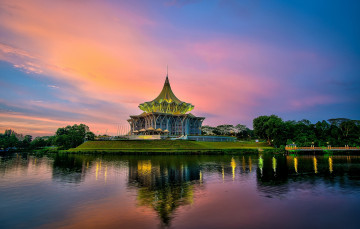 Картинка sarawak+state+legislative+assembly+-+kuching +sarawak +malaysia города -+здания +дома заря озеро