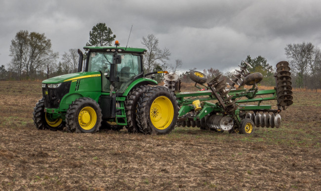 Обои картинки фото john deere 7200r during the rain, техника, тракторы, сша, джон, дир, фирма