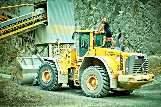 Обои картинки фото техника, фронтальные погрузчики, девушка, погрузчик