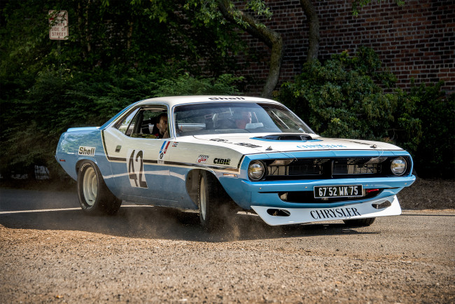 Обои картинки фото plymouth hemicuda, автомобили, plymouth, автопробег, выставка, автошоу