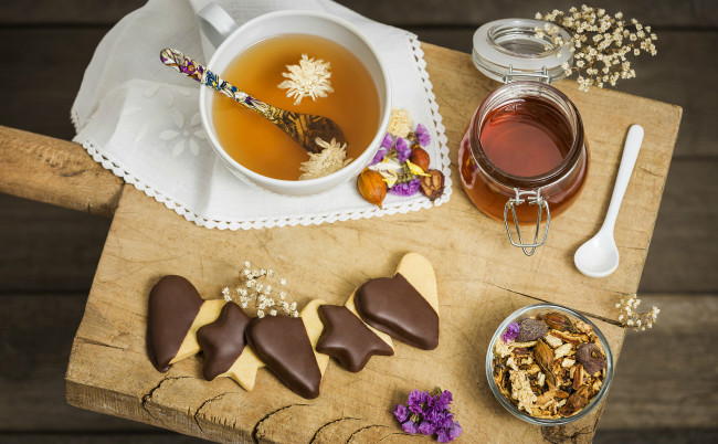 Обои картинки фото еда, напитки,  Чай, мед, чай, печенье, лепестки