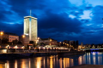 Картинка города -+огни+ночного+города здания водоем фонари свет набережная