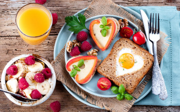 Картинка еда разное овсянка грецкие орехи апельсиновый сок банан помидоры-черри базилик бутерброды малина сыр ягоды завтрак