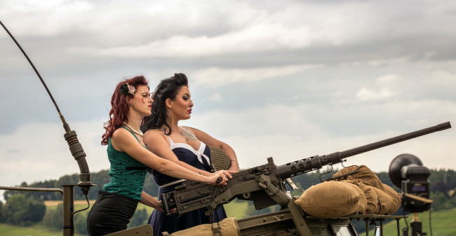 Обои картинки фото девушки, -unsort , девушки с оружием, взгляд, фон