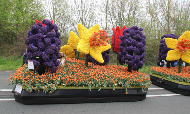 Обои картинки фото разное, садовые и парковые скульптуры, тюльпаны, деревья