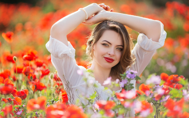 Обои картинки фото девушки, -unsort , брюнетки,  шатенки, венок, боке, цветы, девушка, руки, взгляд, маки