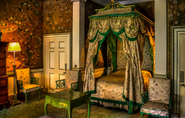 Обои картинки фото интерьер, спальня, столик, торшер, двери, стулья, кровать, шторы