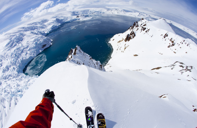 Обои картинки фото спорт, лыжный спорт, лед, спуск, лыжи, вода, снег, лыжник