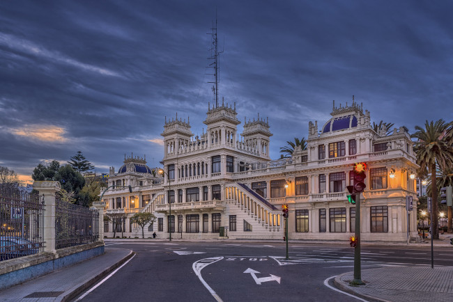 Обои картинки фото edificio la terraza, города, - улицы,  площади,  набережные, площадь, вечер