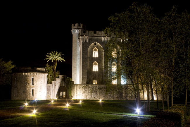 Обои картинки фото города, - дворцы,  замки,  крепости, иллюминация, здание, кусты, деревья