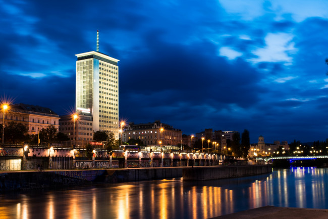 Обои картинки фото города, - огни ночного города, здания, водоем, фонари, свет, набережная