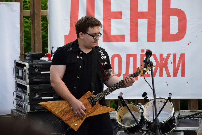 Обои картинки фото музыка, - другое, гитара, микрофон, барабаны, мужчина, очки