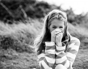 Картинка olivia+bell девушки -unsort+ Черно-белые+обои черно-белая olivia bell поле свитер блондинка