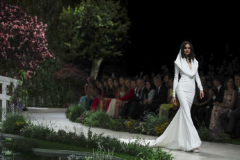 Картинка девушки blanca+padilla подиум шлейф модель платье деревья люди