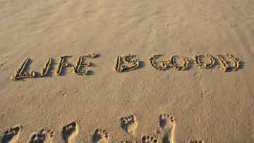 Картинка разное надписи +логотипы +знаки следы песок фраза надпись