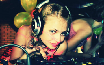 Картинка музыка -другое диджей наушники взгляд девушка лицо