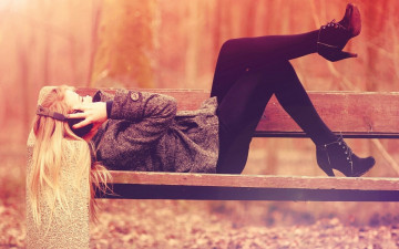 Картинка музыка -другое улица скамейка наушники девушка