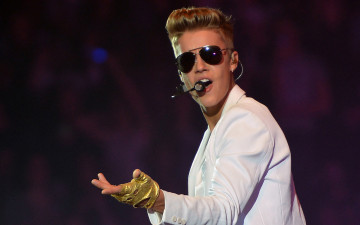 Картинка музыка justin+bieber микрофон парень юноша выступление очки певец
