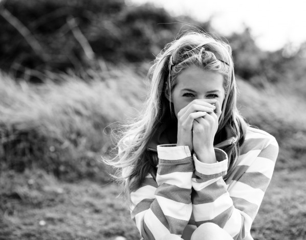 Обои картинки фото olivia bell, девушки, -unsort , Черно-белые обои, черно-белая, olivia, bell, поле, свитер, блондинка