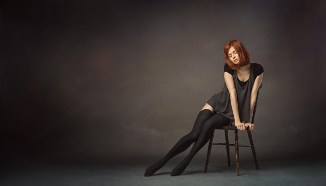 Обои картинки фото девушка, девушки, -unsort , рыжеволосые и другие, модель, ноги, стул, портрет, простой, фон, чулки, закрытые, глаза, короткие, волосы, тату