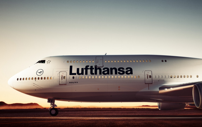 Обои картинки фото boeing 747, авиация, пассажирские самолёты, boeing, 747, lufthansa, аэродром, взлетно-посадочная, полоса, пассажирский, самолет
